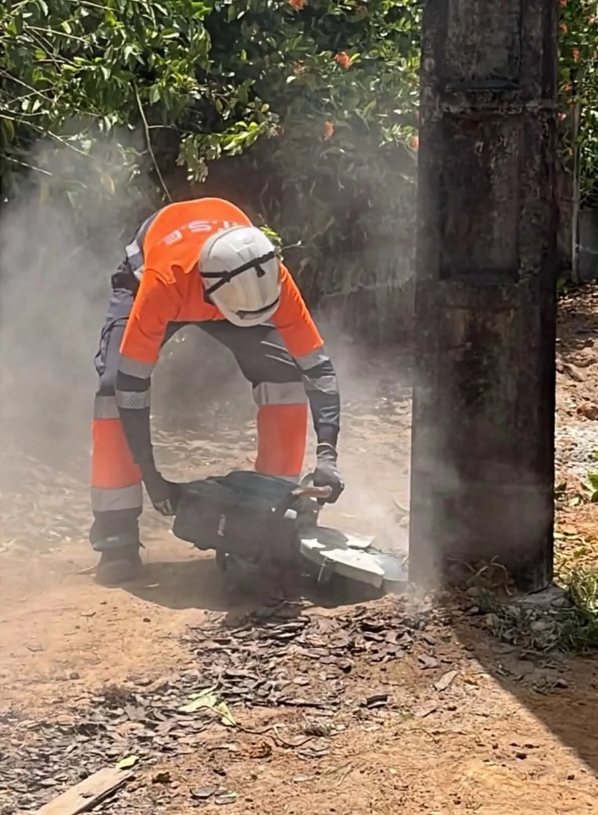 Opérateur STSE réalisant une découpe à la base d’un poteau.
